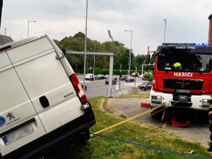 Řidič v centru Plzně doručoval zásilku, dodávka mu mezitím ujela z kopce