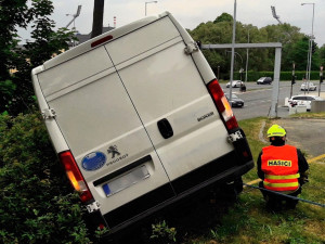 Řidič v centru Plzně doručoval zásilku, dodávka mu mezitím ujela z kopce