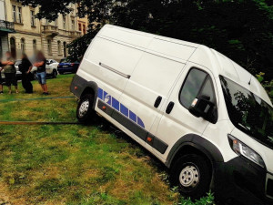 Řidič v centru Plzně doručoval zásilku, dodávka mu mezitím ujela z kopce