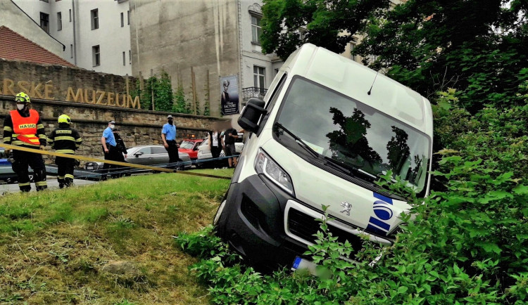 Řidič v centru Plzně doručoval zásilku, dodávka se mu samovolně rozjela ze svahu