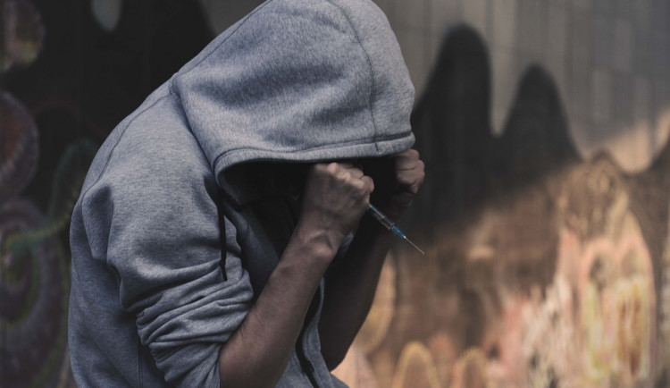 Zfetovaný muž tvrdil, že ho chce zabít Střihoruký Edward, schoval se před ním na záchodě