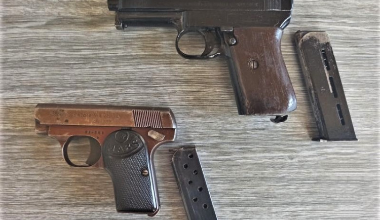 Tyto dvě zbraně našel muž v důmyslném úkrytu na své chatě