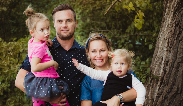 Život čtyřčlenné plzeňské rodiny manželů Ivany a Petra dramatickým způsobem poznamenalo velmi vážné onemocnění jedné ze dvou jejich dcer