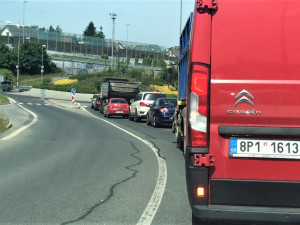 Naštvané řidiče na příjezdu do Plzně od Prahy a Budějovic uvěznila na desítky minut dlouhá kolona