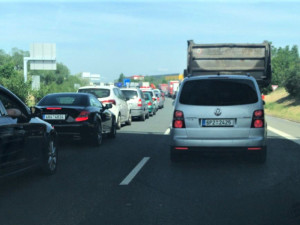 Naštvané řidiče na příjezdu do Plzně od Prahy a Budějovic uvěznila na desítky minut dlouhá kolona