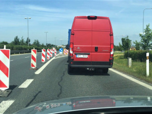 Naštvané řidiče na příjezdu do Plzně od Prahy a Budějovic uvěznila na desítky minut dlouhá kolona