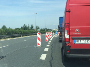 Naštvané řidiče na příjezdu do Plzně od Prahy a Budějovic uvěznila na desítky minut dlouhá kolona