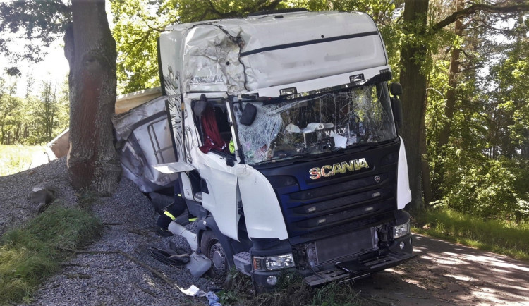 Pod soupravou s nákladem štěrku se utrhla krajnice, vozidlo pak narazilo do stromu