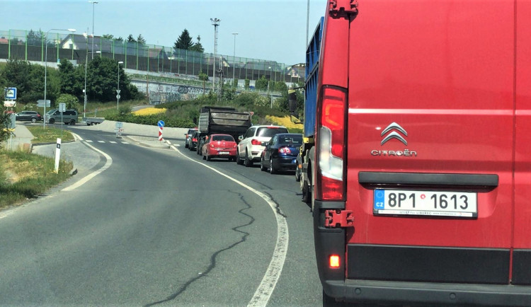 Naštvané řidiče na příjezdu do Plzně uvěznila na desítky minut dlouhá kolona