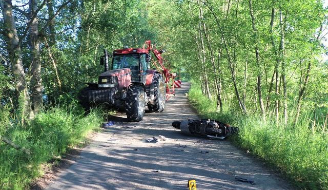 Opilý jezdec na motocyklu to na úzké silničce napálil rovnou do traktoru