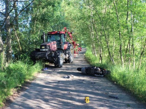 Opilý jezdec na motocyklu to na úzké silničce napálil rovnou do traktoru