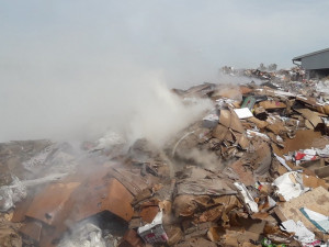 Hasiči bojují s požárem haly, hoří tam papírový odpad