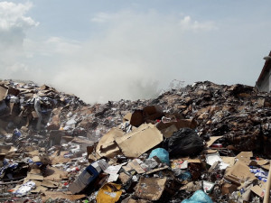 Hasiči bojují s požárem haly, hoří tam papírový odpad
