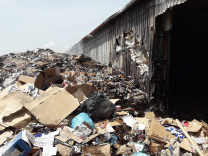 Hasiči bojují s požárem haly, hoří tam papírový odpad