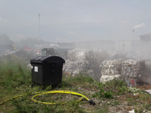 Hasiči bojují s požárem haly, hoří tam papírový odpad
