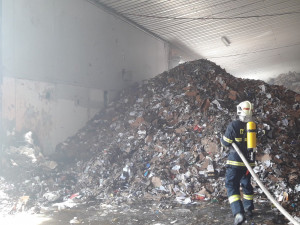 Hasiči bojují s požárem haly, hoří tam papírový odpad
