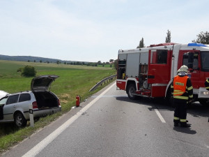 Po čelním střetu dvou osobáků zůstal ve voze zaklíněný vážně zraněný spolujezdec