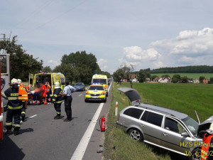 Po čelním střetu dvou osobáků zůstal ve voze zaklíněný vážně zraněný spolujezdec