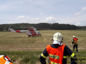 Po čelním střetu dvou osobáků zůstal ve voze zaklíněný vážně zraněný spolujezdec