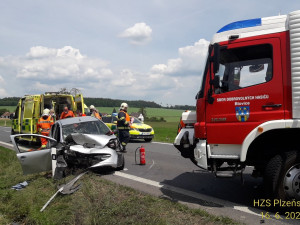 Po čelním střetu dvou osobáků zůstal ve voze zaklíněný vážně zraněný spolujezdec