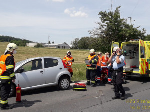 Po čelním střetu dvou osobáků zůstal ve voze zaklíněný vážně zraněný spolujezdec