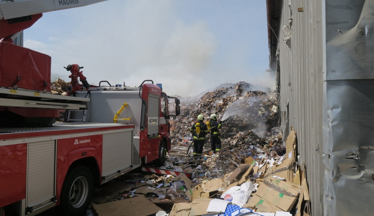 Hasiči bojují s požárem haly, hoří tam papírový odpad