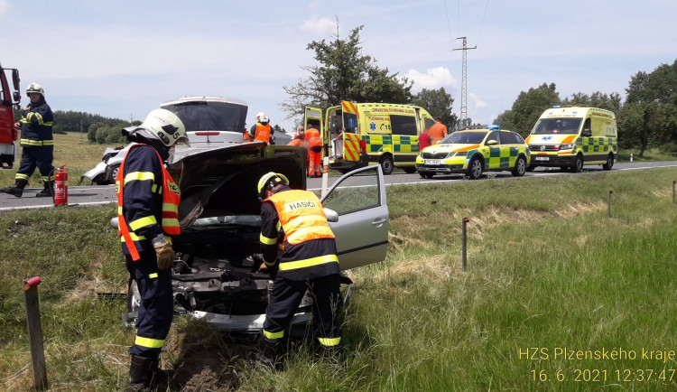 Po čelním střetu dvou osobáků zůstal ve voze zaklíněný vážně zraněný spolujezdec