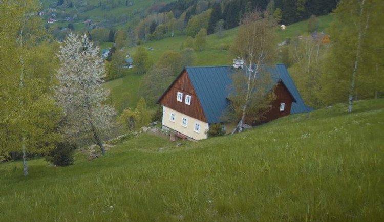 250 let starou chalupu v dezolátním stavu uvedla do původního stavu. Majitelku ocenil i Královéhradecký kraj
