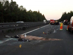 Dálnici D5 časně ráno ochromila nehoda dvou automobilů, dva řidiči se těžce zranili