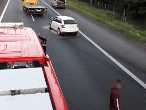 Dálnici D5 časně ráno ochromila nehoda dvou automobilů, dva řidiči se těžce zranili