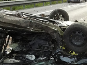 Dálnici D5 časně ráno ochromila nehoda dvou automobilů, dva řidiči se těžce zranili