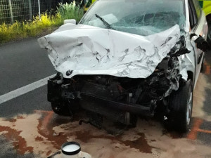 Dálnici D5 časně ráno ochromila nehoda dvou automobilů, dva řidiči se těžce zranili