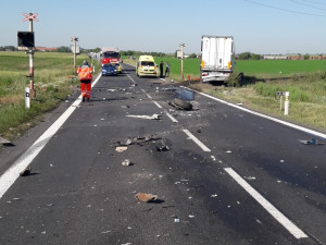 Další vážná nehoda na Plzeňsku, u železničního přejezdu se střetla čtyři vozidla