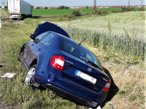 Další vážná nehoda na Plzeňsku, u železničního přejezdu se střetla čtyři vozidla