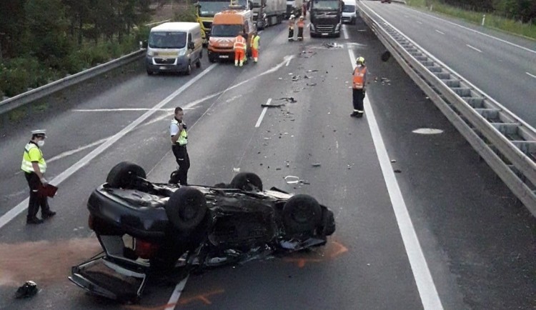 Dálnici D5 časně ráno ochromila nehoda dvou automobilů, dva řidiči se těžce zranili
