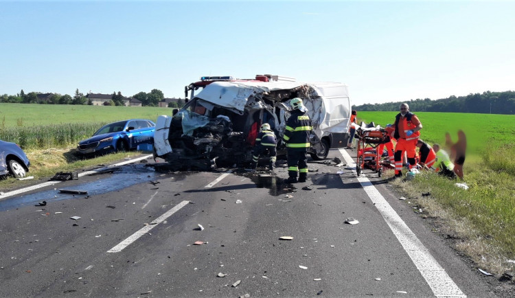 Další vážná nehoda na Plzeňsku, u železničního přejezdu se střetla čtyři vozidla