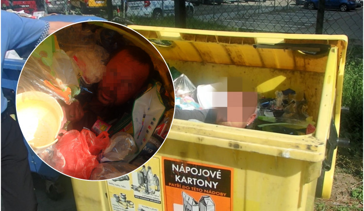 Bezdomovec si ustlal v kontejneru, vylovit ho museli policisté