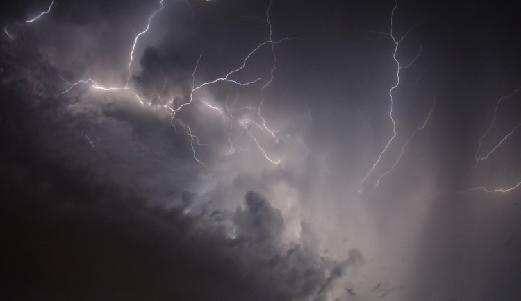 Úchvatná, ale nebezpečná podívaná, meteoroložka radí, jak se při bouřce správně zachovat