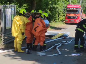 Stav jednoho muže z firmy, kde unikly chemikálie, se mírně zlepšil, druhý je stále ve vážném stavu