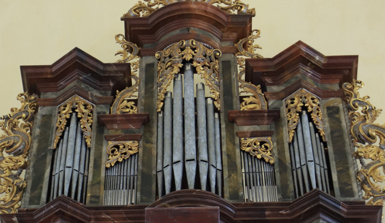 Opravená vzácné varhany se opět rozeznívají kostel v Manětíně, nadšenci o jejich záchranu bojovali deset letrály opravené vzácné varhany