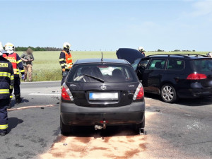 Provoz na silnici I/27 u Plzně ochromil čelní střet dvou osobáků, tři lidé se těžce zranili