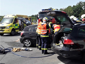 Provoz na silnici I/27 u Plzně ochromil čelní střet dvou osobáků, tři lidé se těžce zranili