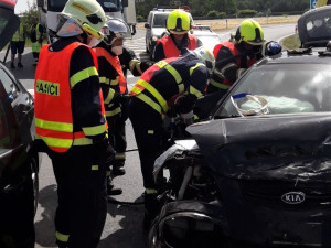 Provoz na silnici I/27 u Plzně ochromil čelní střet dvou osobáků, tři lidé se těžce zranili