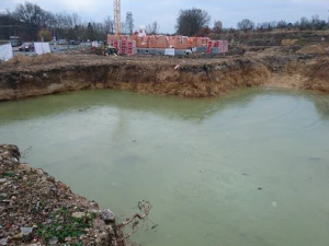 Zatopené základy jednoho domu při jeho stavbě