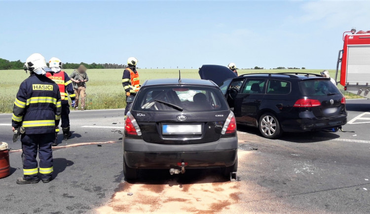 Provoz na silnici I/27 u Plzně ochromil čelní střet dvou osobáků, tři lidé se těžce zranili