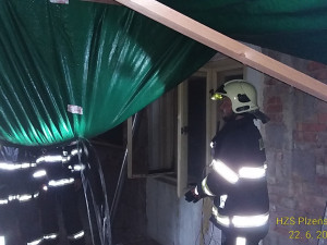 Krajem se v noci prohnala bouřka, hasiči likvidovali popadané stromy i čerpali vodu ze sklepů