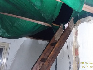 Krajem se v noci prohnala bouřka, hasiči likvidovali popadané stromy i čerpali vodu ze sklepů