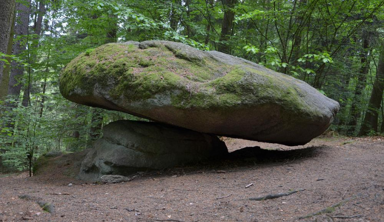 Čertův kámen doplní dvoumetrová dřevěná socha rohatého
