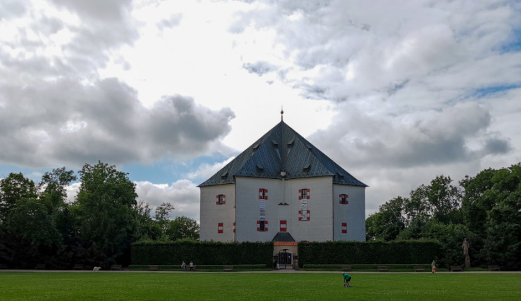 Kam o víkendu? Projděte se pod stoletými stromy v Oboře Hvězda