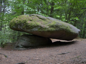 Čertův kámen doplní dvoumetrová dřevěná socha rohatého